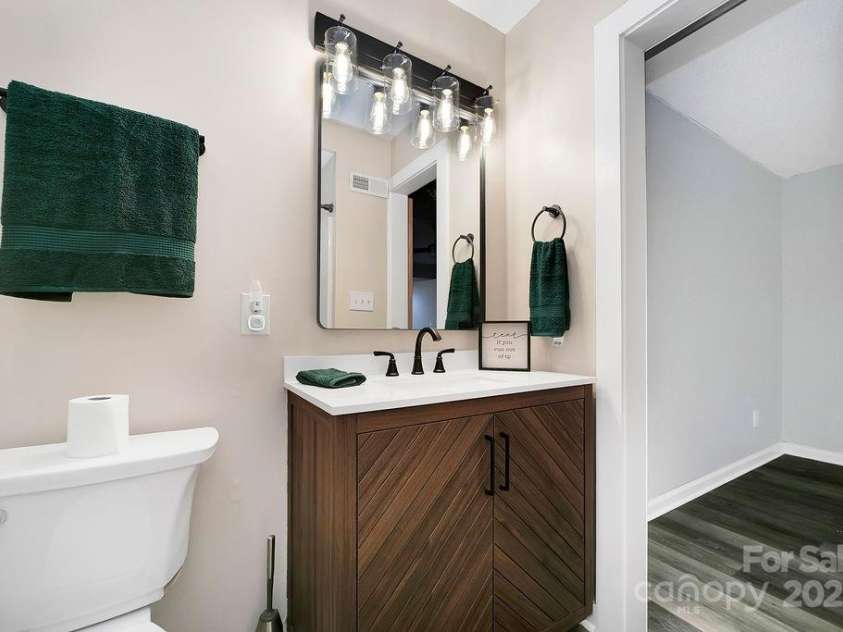 259 Dvdegi Court, Brevard, NC 28712.  MLS# CAR4248889, YatesRealty ID 22965. 2nd Full bath on basement level adjoins flexspace