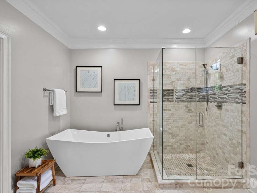 337 Bent Tree Drive, Stanley, NC 28164.  MLS# CAR4377289, YatesRealty ID 22965. A spa-like Primary Bath with stand-alone tub and separate water closet. 