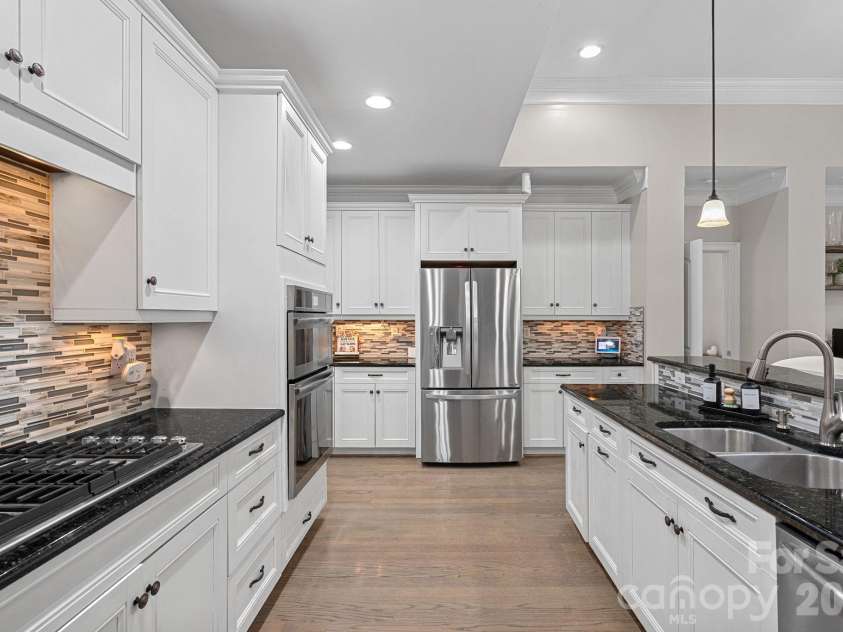 337 Bent Tree Drive, Stanley, NC 28164.  MLS# CAR4377289, YatesRealty ID 22965. Featuring a gourmet gas range.  
