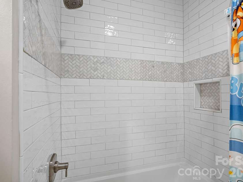 337 Bent Tree Drive, Stanley, NC 28164.  MLS# CAR4377289, YatesRealty ID 22965. Upstairs hall shower/bath. 