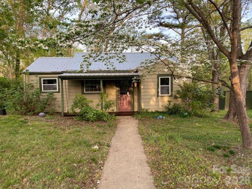 24 Ridge Avenue, Asheville, NC 28803.  MLS# CAR4321438, YatesRealty ID 22966. 