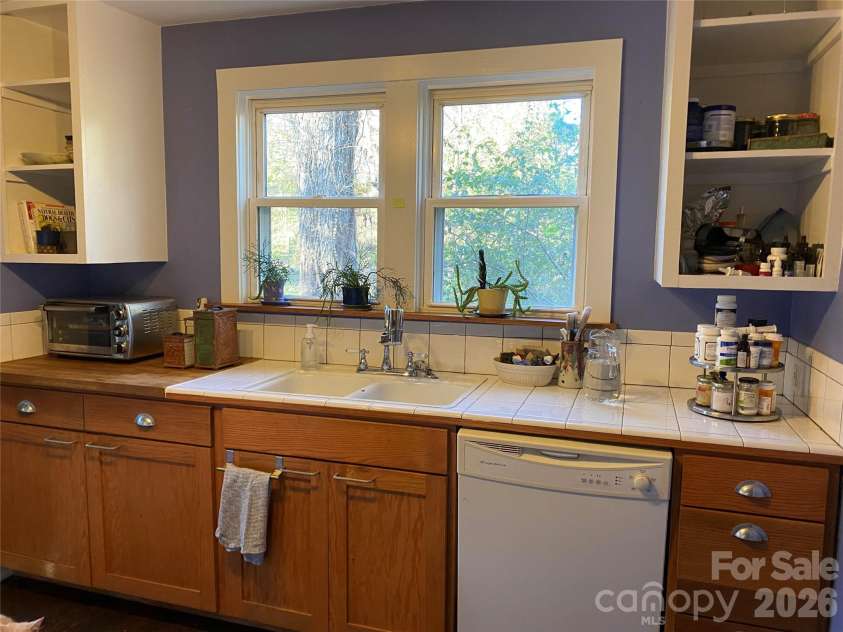 24 Ridge Avenue, Asheville, NC 28803.  MLS# CAR4321438, YatesRealty ID 22966. 
