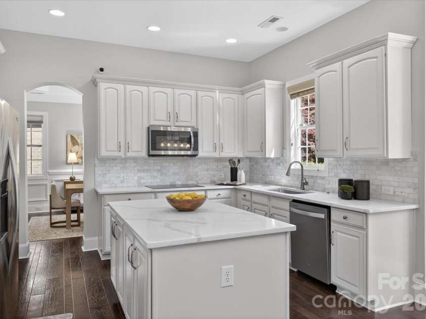 4936 Hawk Shadow Lane, Charlotte, NC 28277.  MLS# CAR4372746, YatesRealty ID 22967. Beautifully updated kitchen