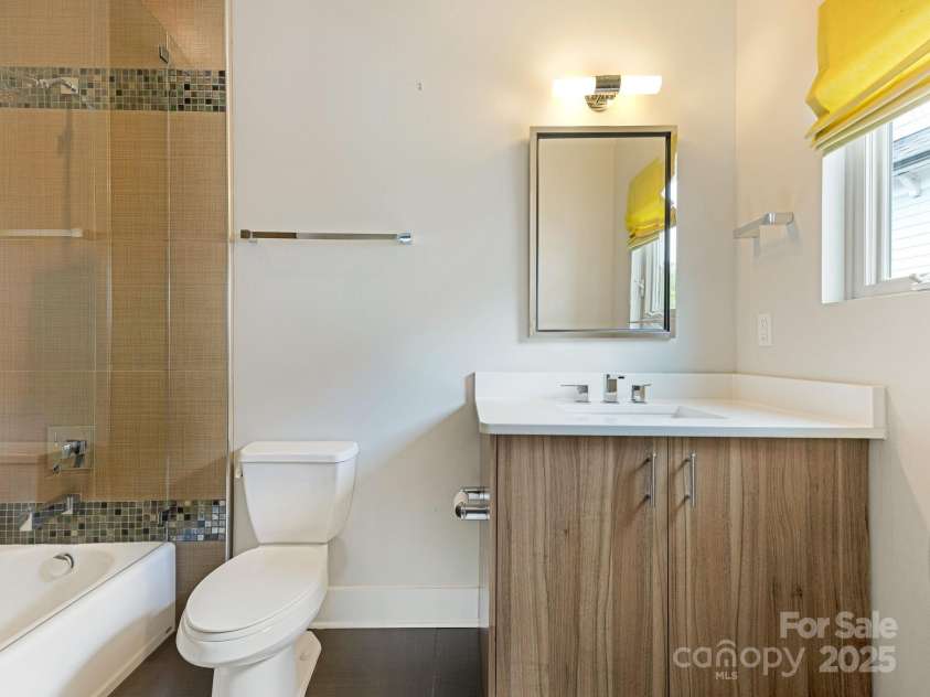 628 Cherry Street, Charlotte, NC 28204.  MLS# CAR4275125, YatesRealty ID 22967. Bathroom #2