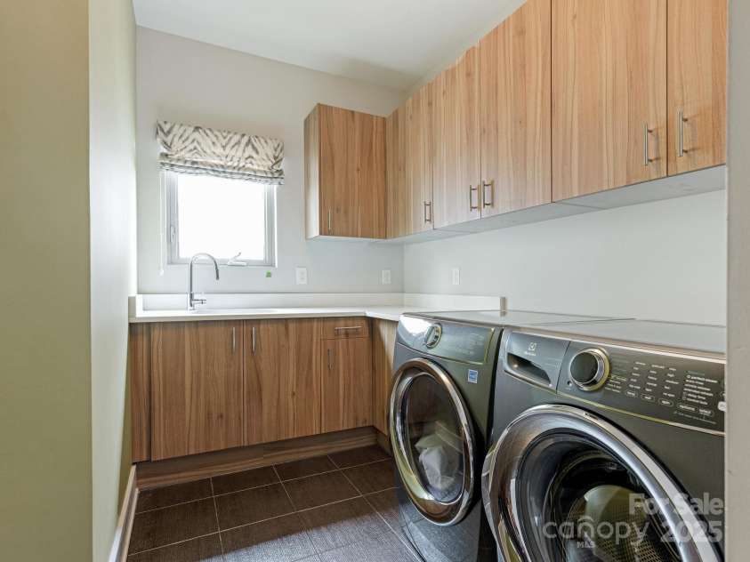628 Cherry Street, Charlotte, NC 28204.  MLS# CAR4275125, YatesRealty ID 22967. Laundry
