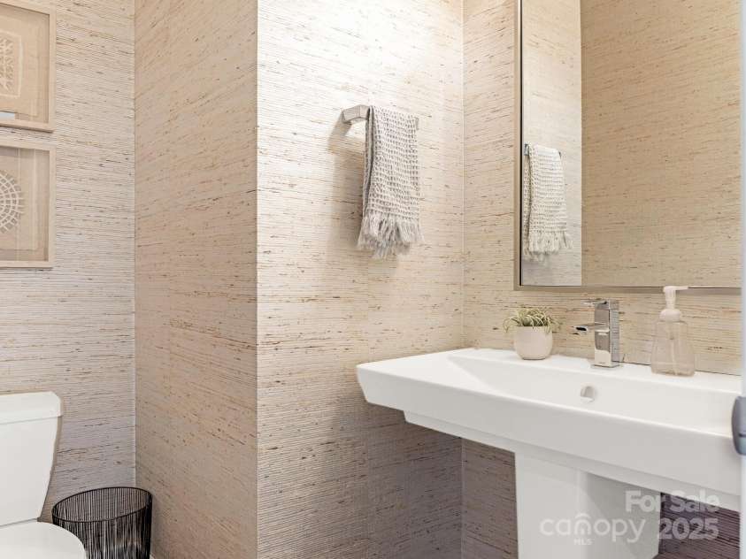 628 Cherry Street, Charlotte, NC 28204.  MLS# CAR4275125, YatesRealty ID 22967. Powder Room