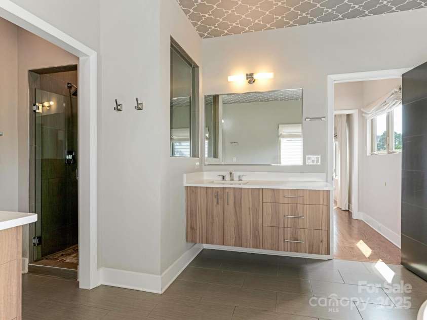 628 Cherry Street, Charlotte, NC 28204.  MLS# CAR4275125, YatesRealty ID 22967. Primary Bathroom