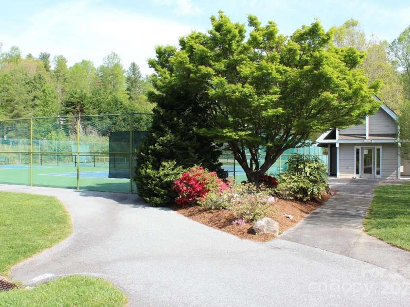 118 Broadmoor Drive, Flat Rock, NC 28731.  MLS# CAR4275218, YatesRealty ID 22968. Kenmure has Pickleball (six courts),Bocce Ball, and 4 Har-Tru Clay and 2 Hard Surface Tennis Courts.