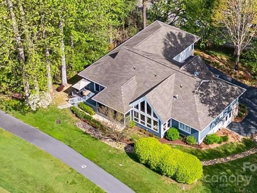 118 Broadmoor Drive, Flat Rock, NC 28731.  MLS# CAR4275218, YatesRealty ID 22968. On the Kenmure golf course!!! Welcome to 118 Broadmoor Drive overlooking the 16th Fairway.