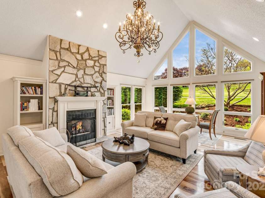 118 Broadmoor Drive, Flat Rock, NC 28731.  MLS# CAR4275218, YatesRealty ID 22968. Soaring ceilings and bright light greets you!