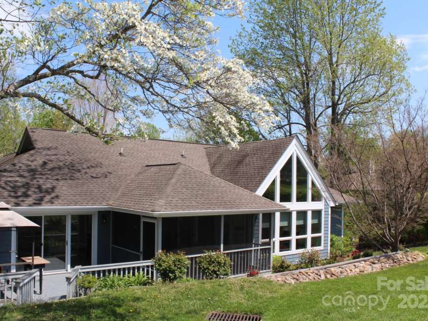 118 Broadmoor Drive, Flat Rock, NC 28731.  MLS# CAR4275218, YatesRealty ID 22968. Springtime dogwoods blooming.