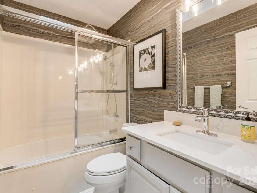 118 Broadmoor Drive, Flat Rock, NC 28731.  MLS# CAR4275218, YatesRealty ID 22968. The full bath is centrallly located.