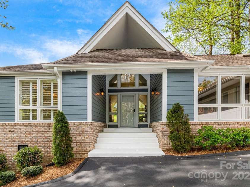 118 Broadmoor Drive, Flat Rock, NC 28731.  MLS# CAR4275218, YatesRealty ID 22968. The oversized front entry awaits you!