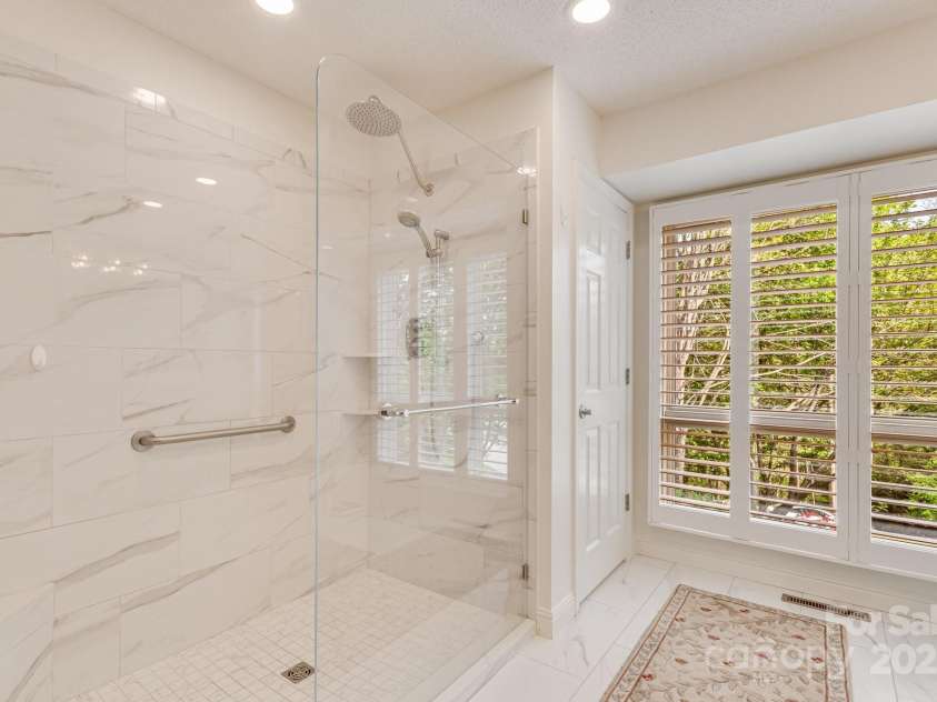 118 Broadmoor Drive, Flat Rock, NC 28731.  MLS# CAR4275218, YatesRealty ID 22968. The shower is quite spacious.