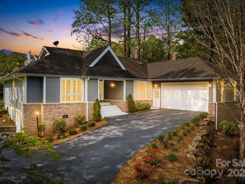 118 Broadmoor Drive, Flat Rock, NC 28731.  MLS# CAR4275218, YatesRealty ID 22968. Welcome to 118 Broadmoor Drive overlooking the 16th Fairway.