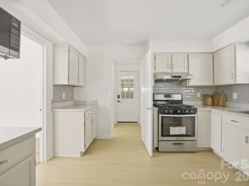 8729 Totteridge Drive, Charlotte, NC 28277.  MLS# CAR4380415, YatesRealty ID 22968. 