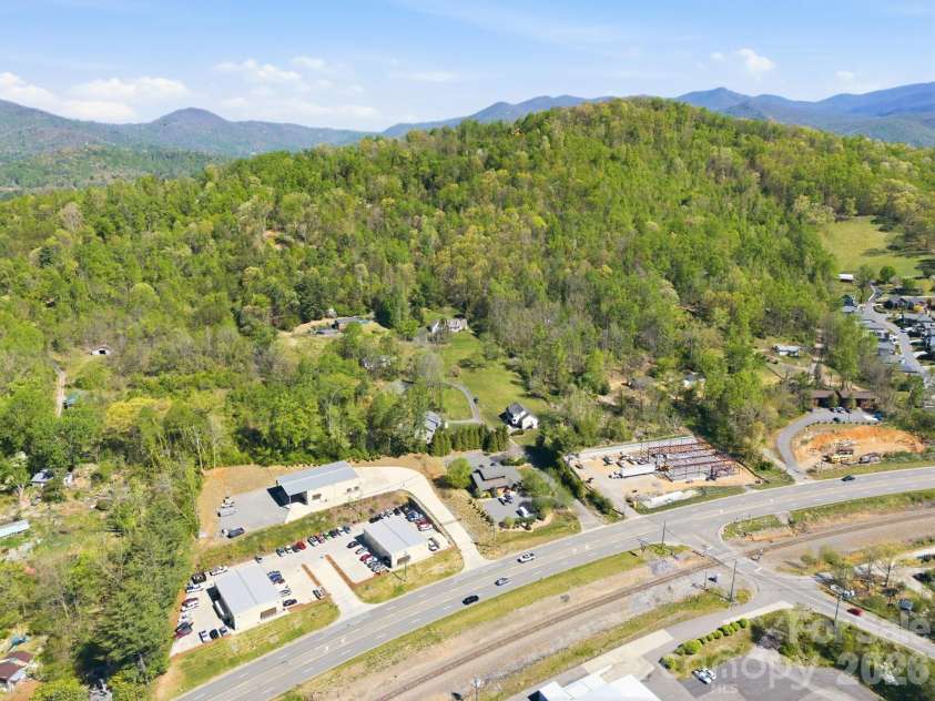 29 Small Mountain Drive, Asheville, NC 28805.  MLS# CAR4371333, YatesRealty ID 22970. 