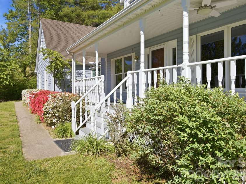 29 Small Mountain Drive, Asheville, NC 28805.  MLS# CAR4371333, YatesRealty ID 22970. 