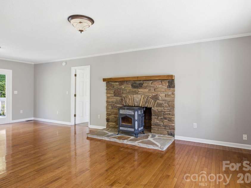 29 Small Mountain Drive, Asheville, NC 28805.  MLS# CAR4371333, YatesRealty ID 22970. 
