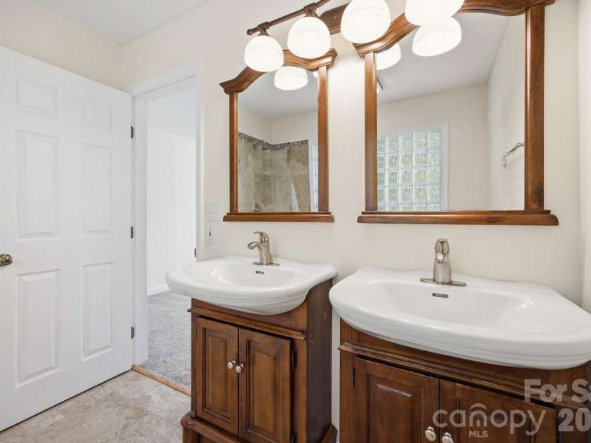 29 Small Mountain Drive, Asheville, NC 28805.  MLS# CAR4371333, YatesRealty ID 22970. 