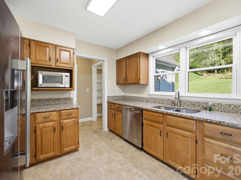 29 Small Mountain Drive, Asheville, NC 28805.  MLS# CAR4371333, YatesRealty ID 22970. 