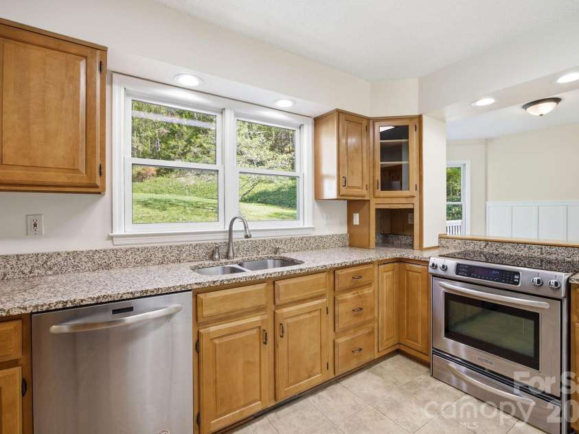 29 Small Mountain Drive, Asheville, NC 28805.  MLS# CAR4371333, YatesRealty ID 22970. 