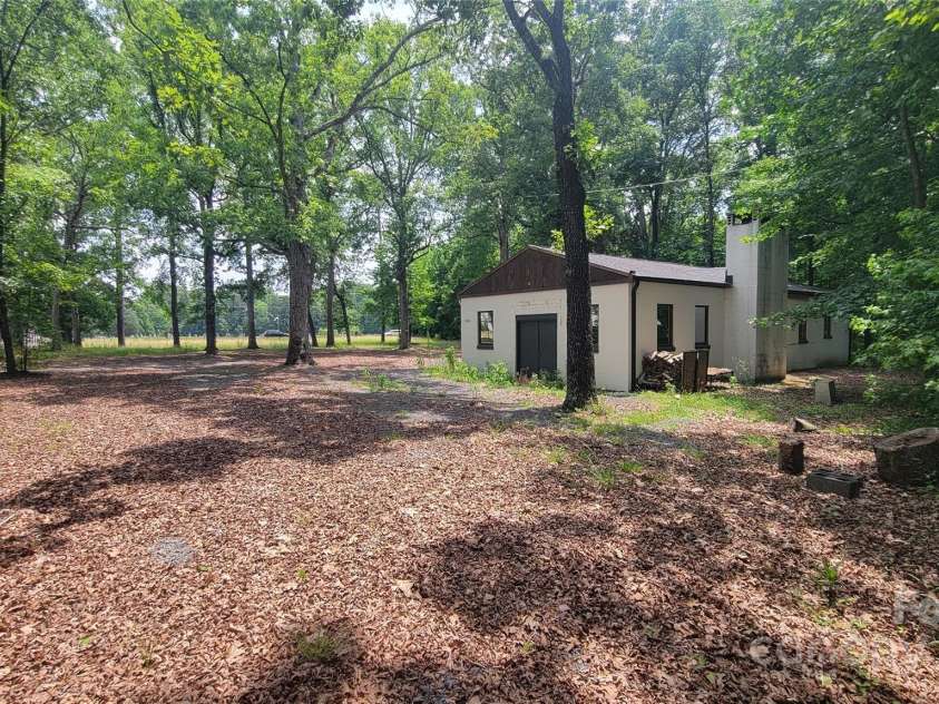 9121 Hutchinson Lane, Charlotte, NC 28216.  MLS# CAR4276517, YatesRealty ID 22972. 