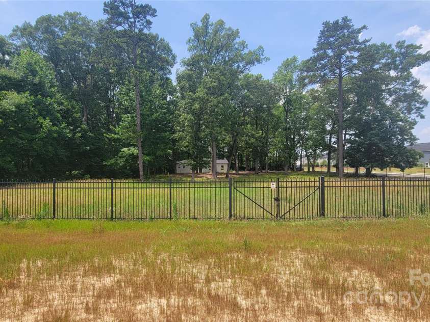 9121 Hutchinson Lane, Charlotte, NC 28216.  MLS# CAR4276517, YatesRealty ID 22972. 