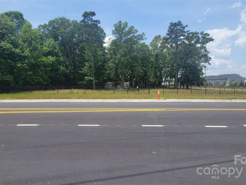 9121 Hutchinson Lane, Charlotte, NC 28216.  MLS# CAR4276517, YatesRealty ID 22972. 