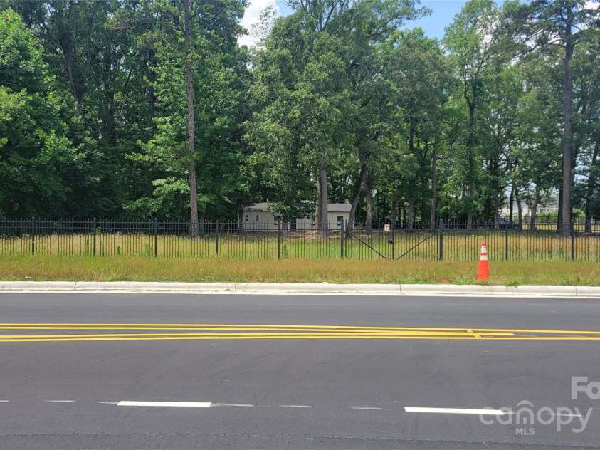 9121 Hutchinson Lane, Charlotte, NC 28216.  MLS# CAR4276517, YatesRealty ID 22972. 