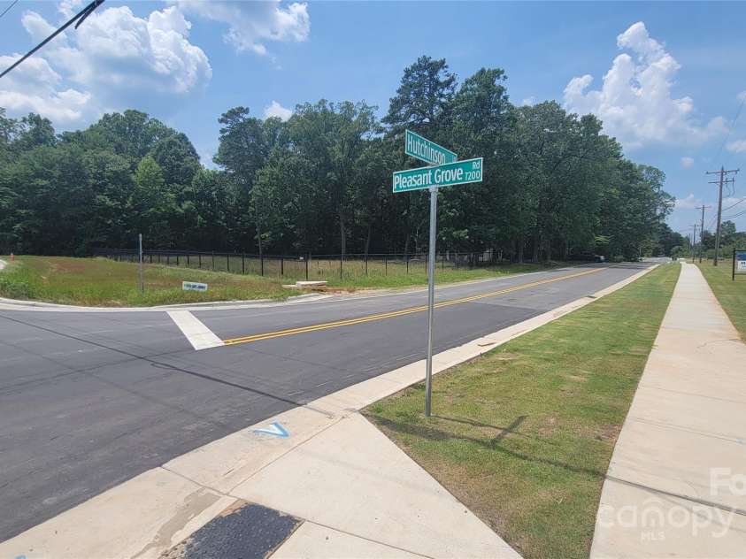 9121 Hutchinson Lane, Charlotte, NC 28216.  MLS# CAR4276517, YatesRealty ID 22972. 
