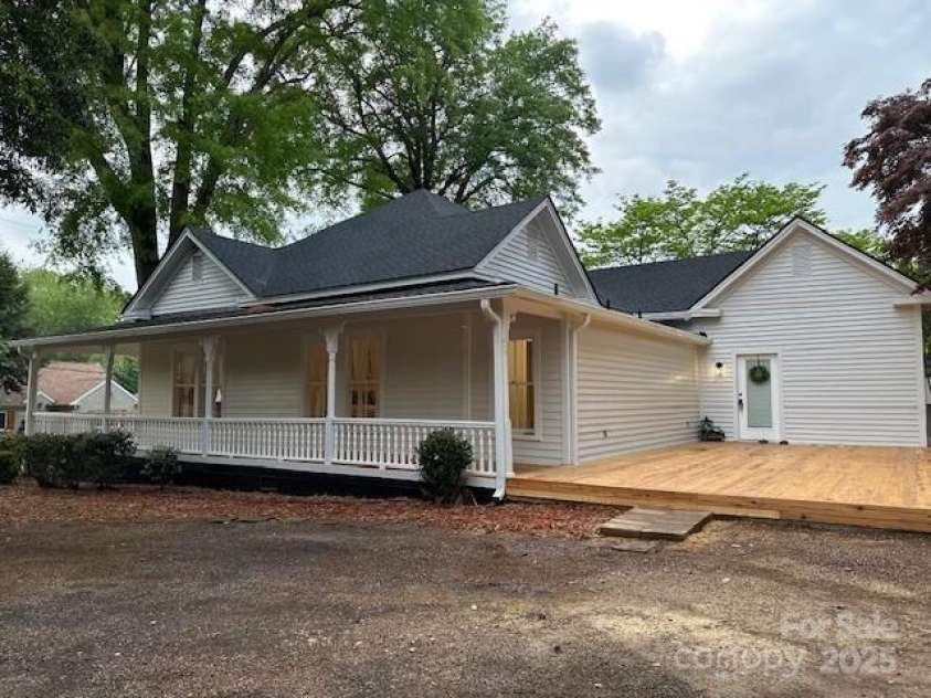 300 Kelly Street, Statesville, NC 28677.  MLS# CAR4249855, YatesRealty ID 22975. 