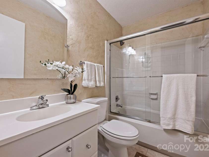 11619 Rimrock Canyon Drive, Charlotte, NC 28226.  MLS# CAR4259033, YatesRealty ID 22977. Updated Guest Bath
