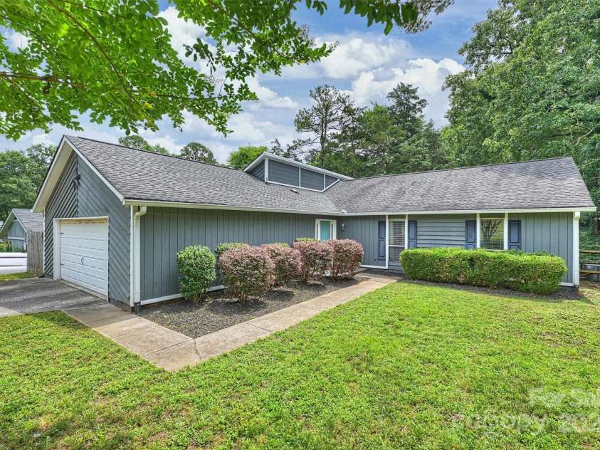 11619 Rimrock Canyon Drive, Charlotte, NC 28226.  MLS# CAR4259033, YatesRealty ID 22977. Welcome Home!