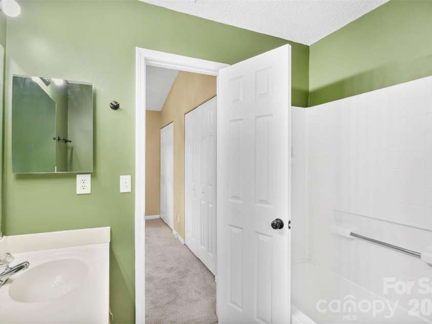 3105 Summercroft Lane, Charlotte, NC 28269.  MLS# CAR4350537, YatesRealty ID 22979. Primary Bathroom