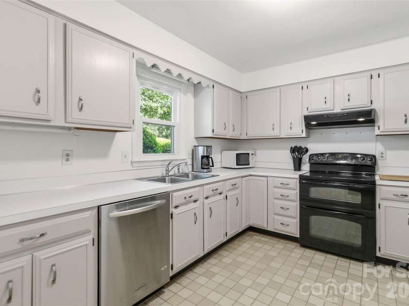 4710 Benridge Lane, Charlotte, NC 28226.  MLS# CAR4379660, YatesRealty ID 22980. 