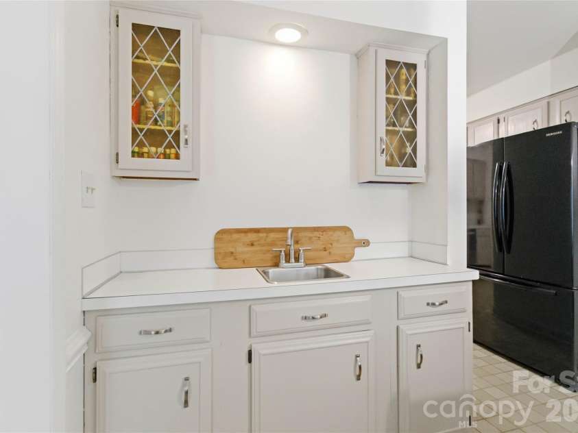 4710 Benridge Lane, Charlotte, NC 28226.  MLS# CAR4379660, YatesRealty ID 22980. 