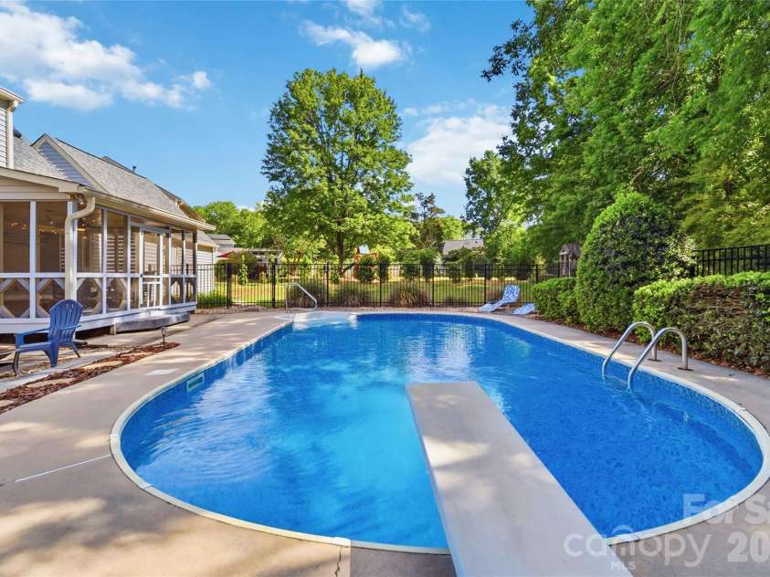 4710 Benridge Lane, Charlotte, NC 28226.  MLS# CAR4379660, YatesRealty ID 22980. 