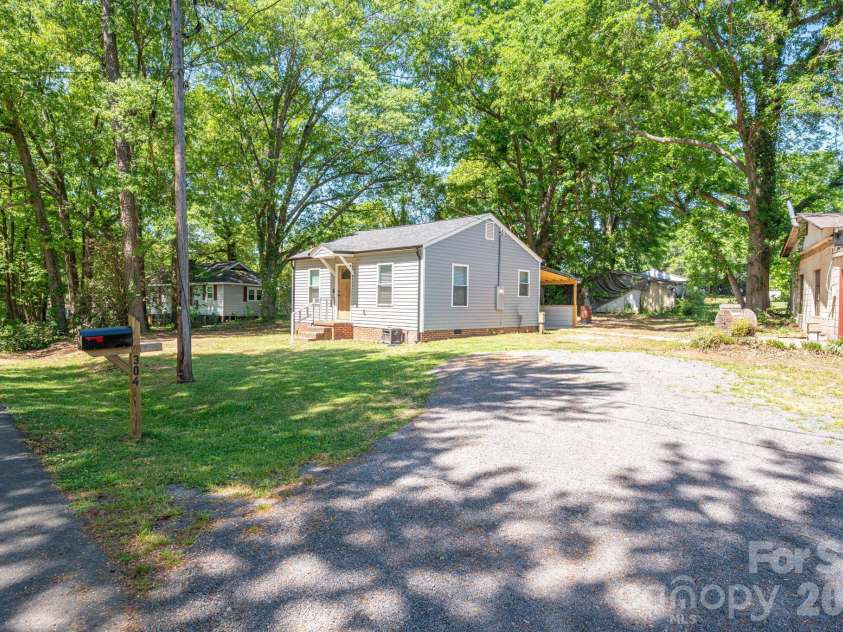304 Margie Street, Belmont, NC 28012.  MLS# CAR4366449, YatesRealty ID 22986. 