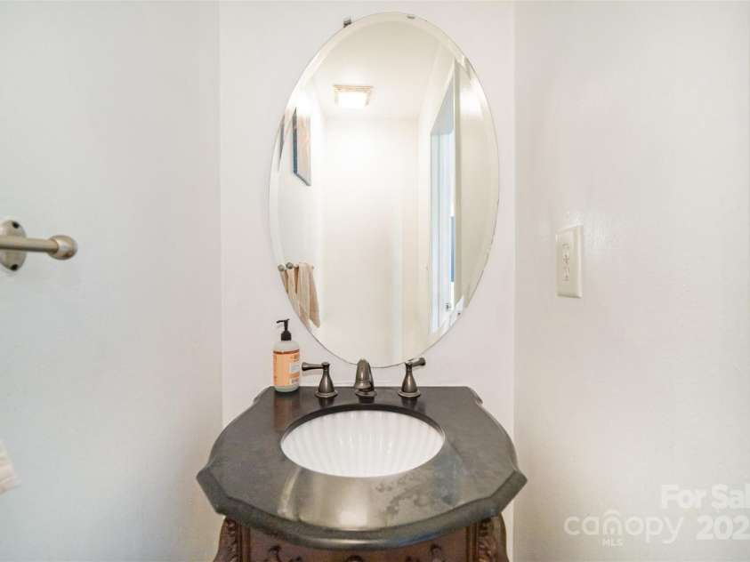 4732 Meadowfield Road, Charlotte, NC 28215.  MLS# CAR4274693, YatesRealty ID 22987. 1/2 Bath - Downstairs