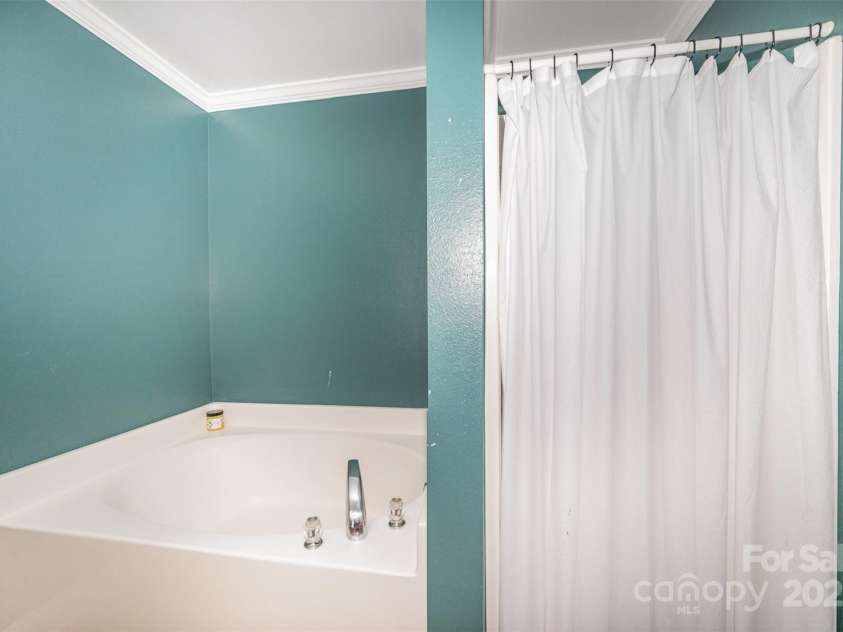 4732 Meadowfield Road, Charlotte, NC 28215.  MLS# CAR4274693, YatesRealty ID 22987. Bathroom 1