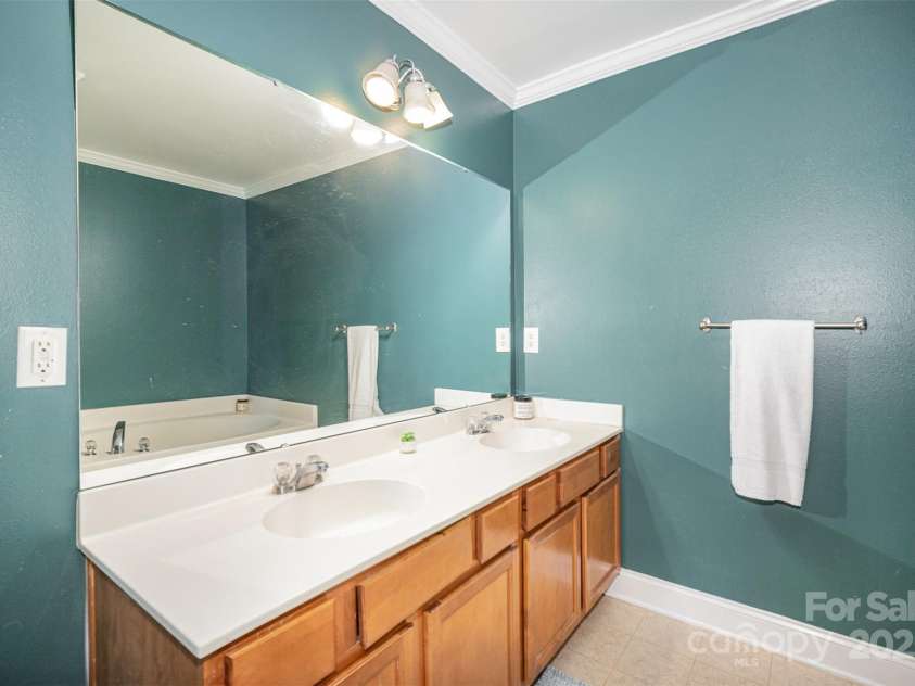 4732 Meadowfield Road, Charlotte, NC 28215.  MLS# CAR4274693, YatesRealty ID 22987. Bathroom 1