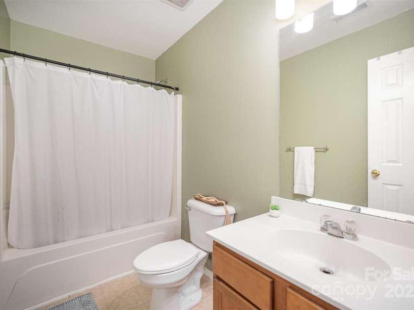 4732 Meadowfield Road, Charlotte, NC 28215.  MLS# CAR4274693, YatesRealty ID 22987. Bathroom 2