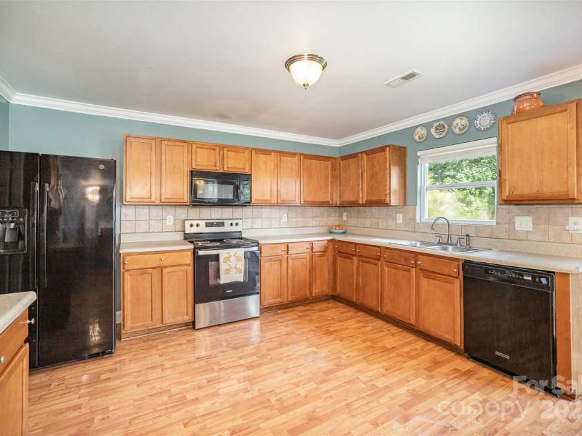 4732 Meadowfield Road, Charlotte, NC 28215.  MLS# CAR4274693, YatesRealty ID 22987. Kitchen