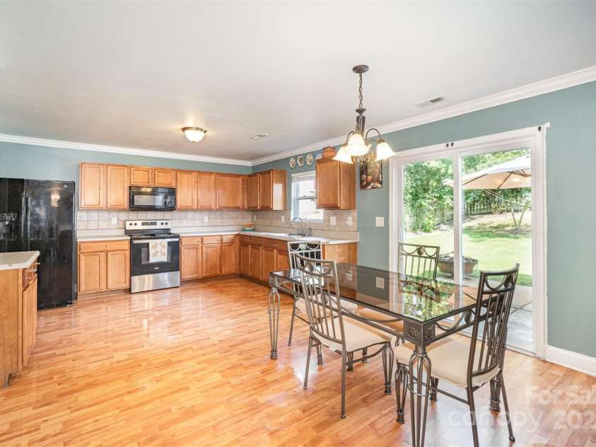 4732 Meadowfield Road, Charlotte, NC 28215.  MLS# CAR4274693, YatesRealty ID 22987. Kitchen