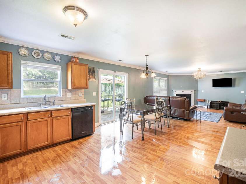 4732 Meadowfield Road, Charlotte, NC 28215.  MLS# CAR4274693, YatesRealty ID 22987. Kitchen