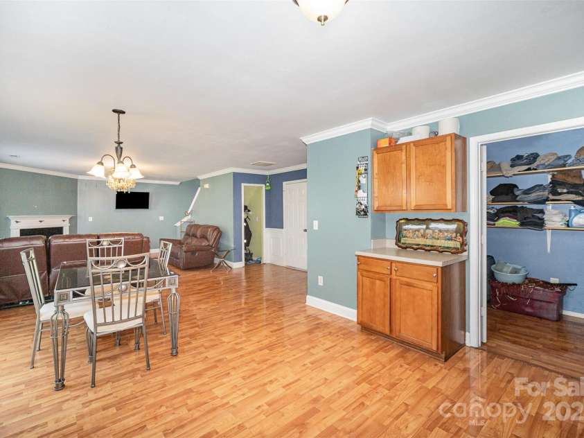 4732 Meadowfield Road, Charlotte, NC 28215.  MLS# CAR4274693, YatesRealty ID 22987. Kitchen