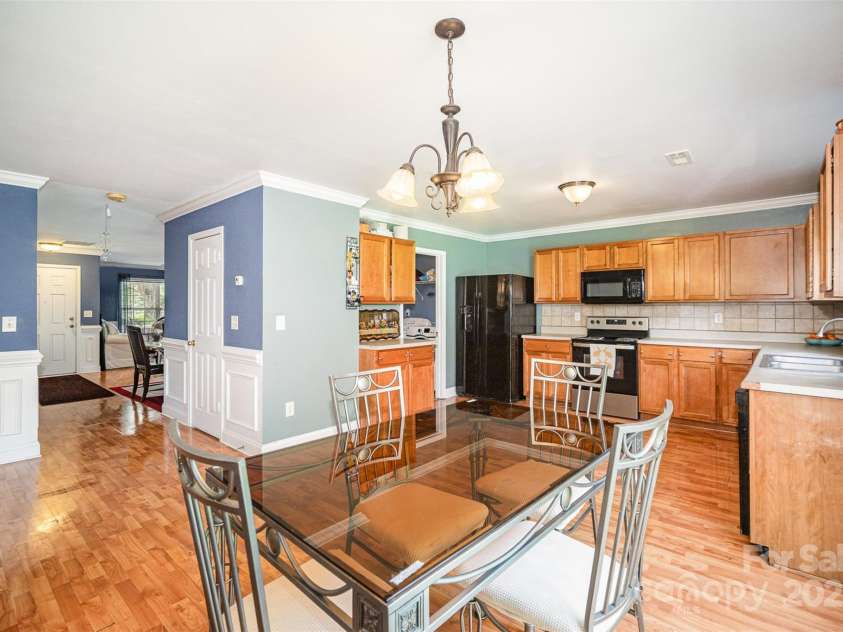 4732 Meadowfield Road, Charlotte, NC 28215.  MLS# CAR4274693, YatesRealty ID 22987. Kitchenette