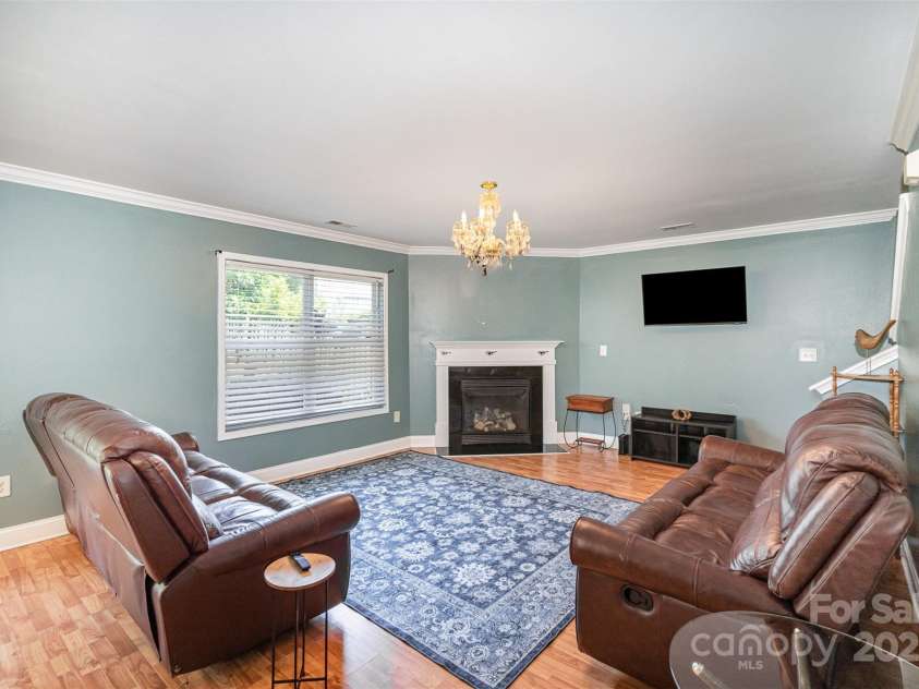 4732 Meadowfield Road, Charlotte, NC 28215.  MLS# CAR4274693, YatesRealty ID 22987. Livingroom