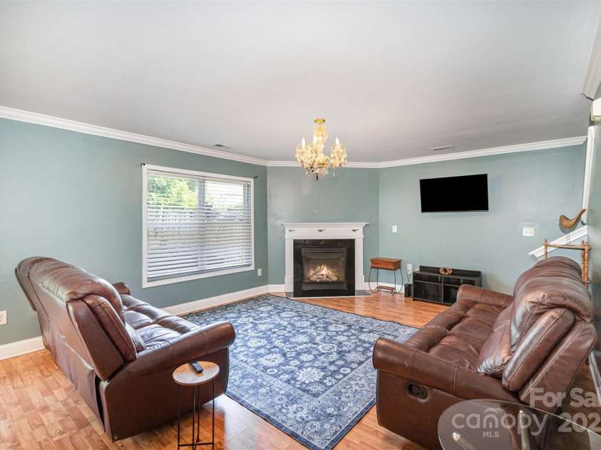 4732 Meadowfield Road, Charlotte, NC 28215.  MLS# CAR4274693, YatesRealty ID 22987. Livingroom